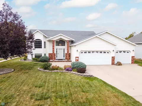 1812 33rd St S, Moorhead, MN 56560