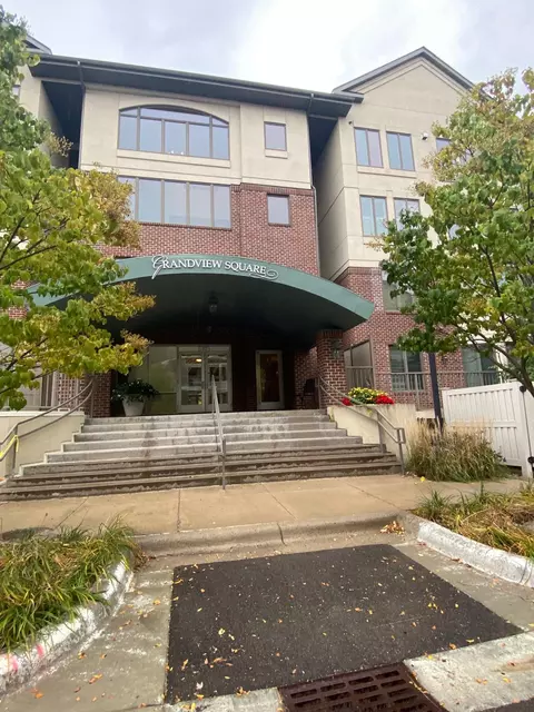 5225 Grandview Sq #316, Edina, MN 55436