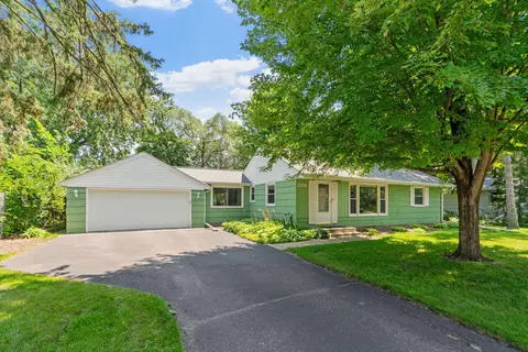 2858 Merrill St, Roseville, MN 55113