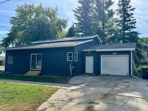 302 9th St S, Olivia, MN 56277