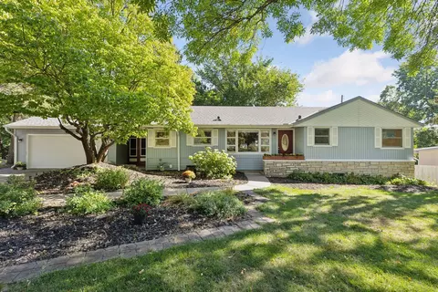 2778 Lakeview Ave, Roseville, MN 55113
