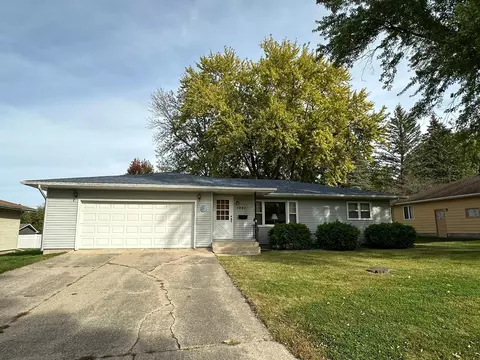 1041 Cardinal Dr, Owatonna, MN 55060