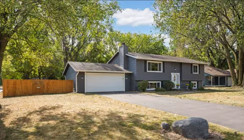 2513 Parkway Pl, Burnsville, MN 55337