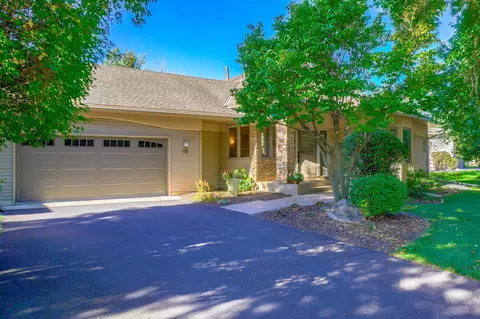 38 Summit Ln, North Oaks, MN 55127