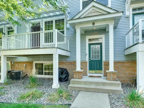1666 Village Trl E #4, Maplewood, MN 55109