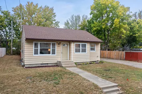 821 Stoughton Ave, Chaska, MN 55318