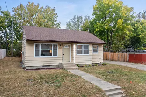 821 Stoughton Ave, Chaska, MN 55318