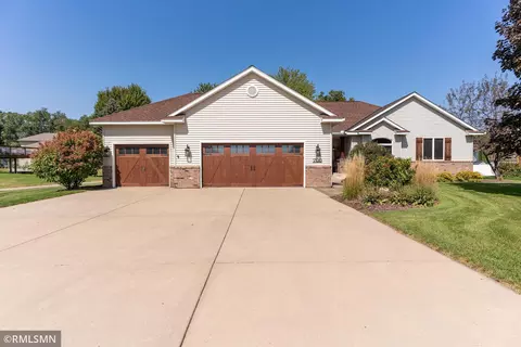 200 Barkley Cir E, Cannon Falls, MN 55009