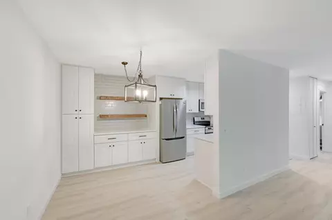 215 Barry Ave S #218, Wayzata, MN 55391