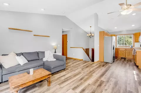 1332 Creekside Dr, Waconia, MN 55387