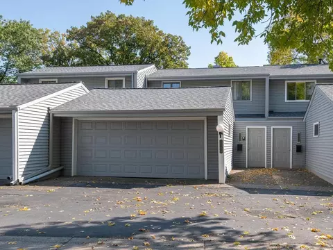 2706 Mackubin St, Roseville, MN 55113