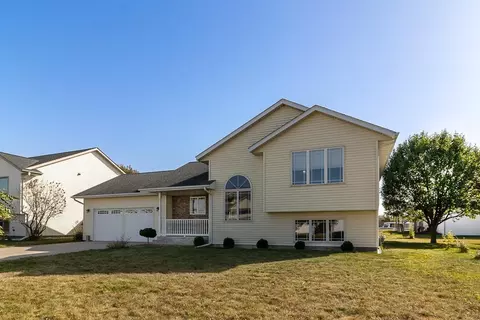 105 Quinion Dr, Mankato, MN 56001