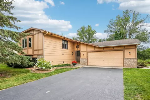 2340 Maxwell Ln, Chaska, MN 55318