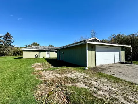114 Elm Dr, Warroad, MN 56763