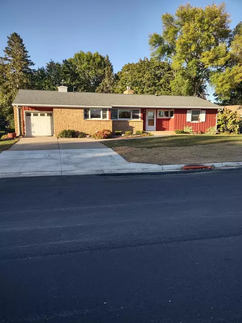 908 Rice Ave SW, Willmar, MN 56201