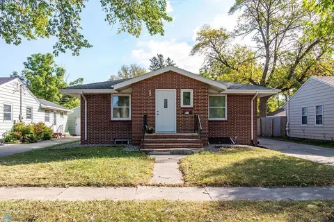 612 17th St N, Moorhead, MN 56560