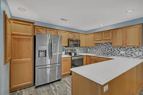 1033 Prairie View Dr SW, Hutchinson, MN 55350
