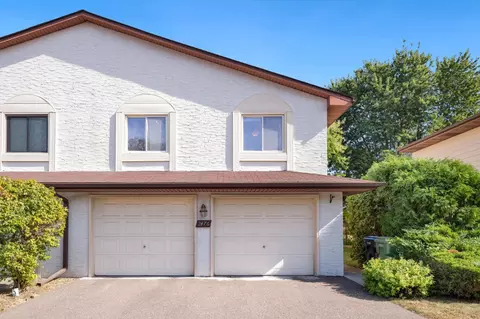 2476 Woodbridge St, Roseville, MN 55113