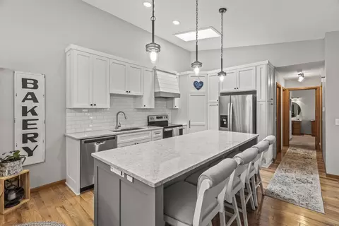 6826 Sherwood Rd, Woodbury, MN 55125