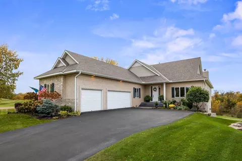 1401 Fairway Ct, Chaska, MN 55318