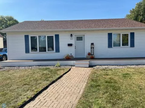 823 N 16th St N, Moorhead, MN 56560