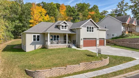 4715 Oakwood Hills Pkwy, Eau Claire, WI 54701