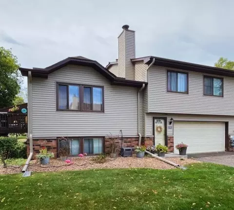 8705 N Maplebrook Cir, Minneapolis, MN 55445