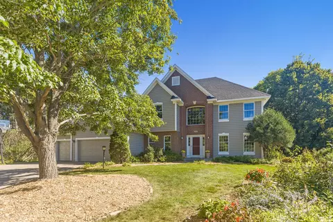 952 Pineview Ct, Mahtomedi, MN 55115