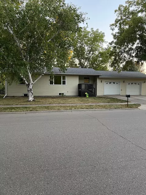 1312 Parkside Dr, Marshall, MN 56258