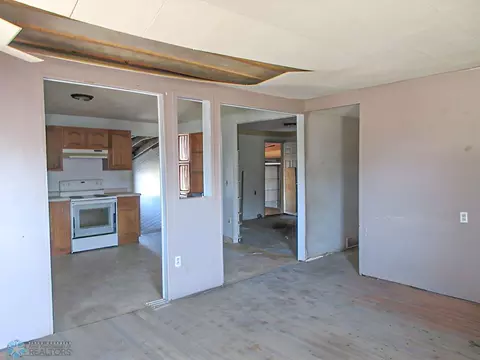 204 Maple Ave, Oakes, ND 58474 photo 13