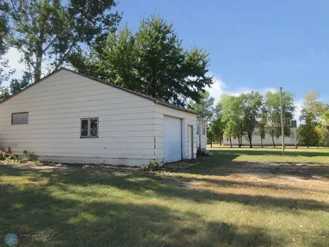 204 Maple Ave, Oakes, ND 58474 photo 2