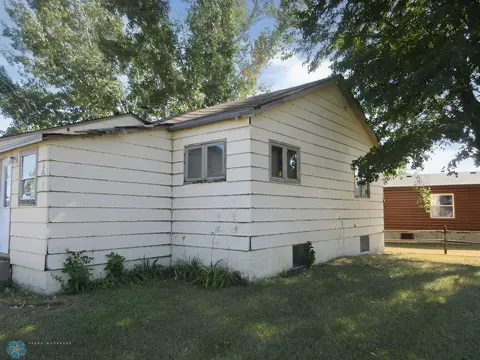 204 Maple Ave, Oakes, ND 58474 photo 3