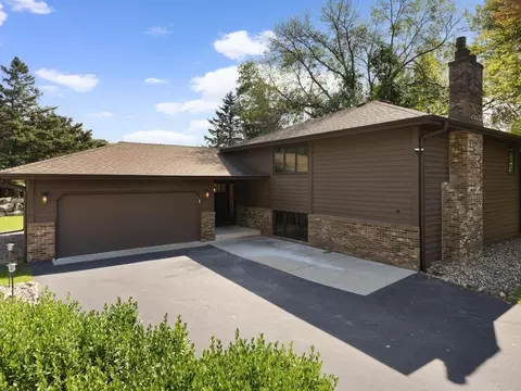 8500 Park Knoll Cir, Bloomington, MN 55438