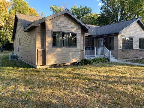 11 E 3rd St, Morris, MN 56267