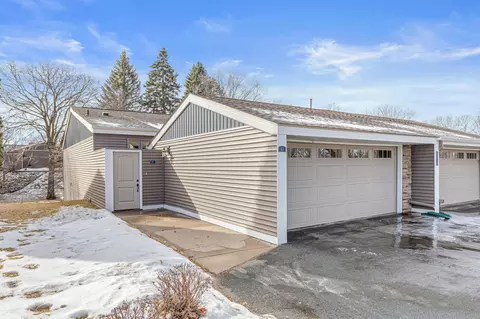 570 Woodhill Dr #61, Roseville, MN 55113