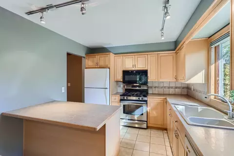 7225 Stewart Dr, Eden Prairie, MN 55346