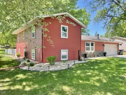 1214 S Halvorson St, Redwood Falls, MN 56283