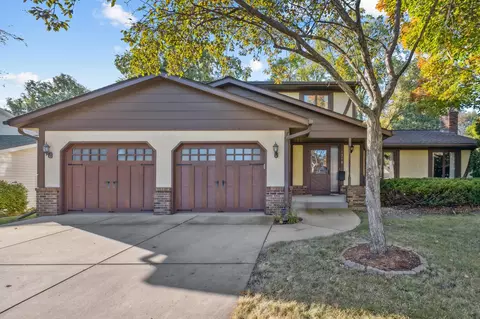 1318 Willow Cir, Roseville, MN 55113