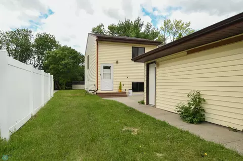 2325 17 St S, Fargo, ND 58103