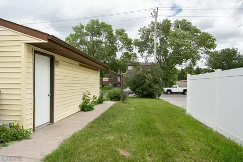 2325 17 St S, Fargo, ND 58103 photo 3