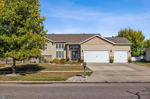112 Edgewater Dr, West Fargo, ND 58078