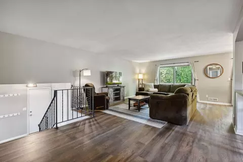 8735 Leeward Cir, Eden Prairie, MN 55344
