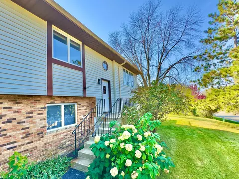 1299 Farrell St N, Maplewood, MN 55119