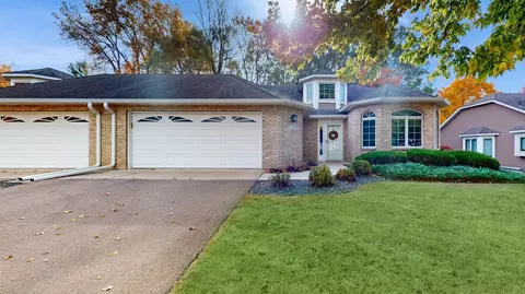 592 Terrace Courte, Roseville, MN 55113