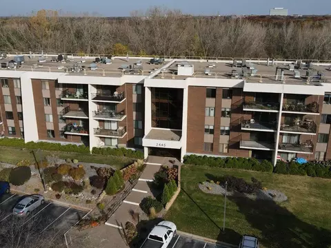 2445 Londin Ln E #407, Maplewood, MN 55119