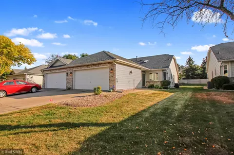724 Emerald Rdg, Roseville, MN 55113