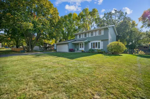 9830 Squire Ln, Eden Prairie, MN 55347
