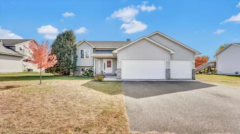 1005 Hilltop St, Braham, MN 55006