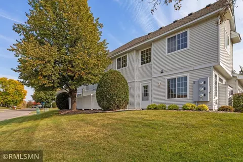 7895 Harvest Ln, Chanhassen, MN 55317