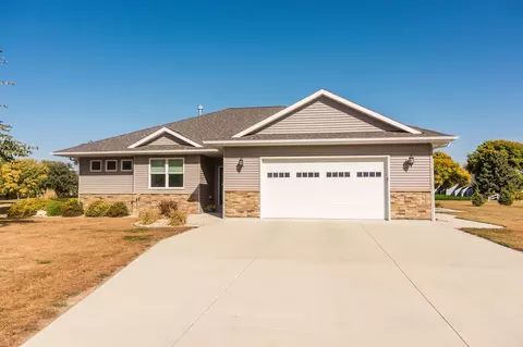 813 Windom Ave, Montevideo, MN 56265 photo 2